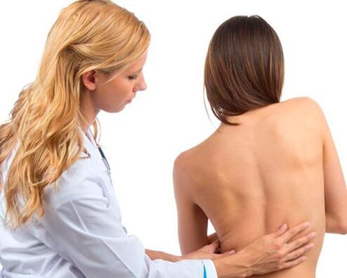 лекарят изследва гърба за болки в кръста